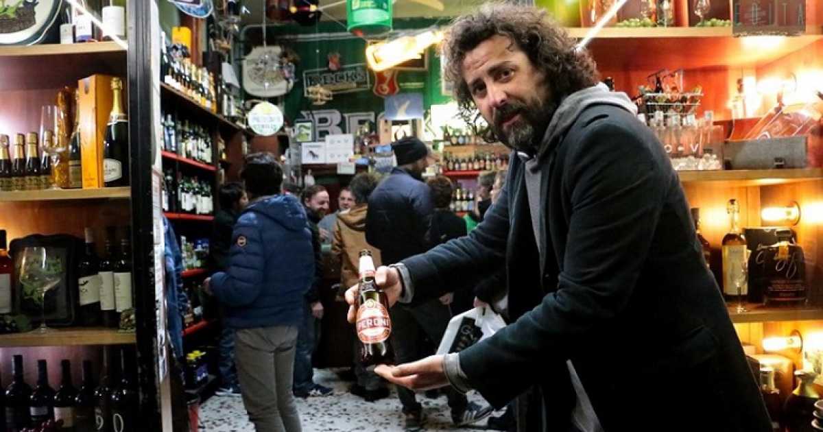 La "piazzetta della sprite", patria delle enoteche di Bari: �Qui dove impera la Peroni�